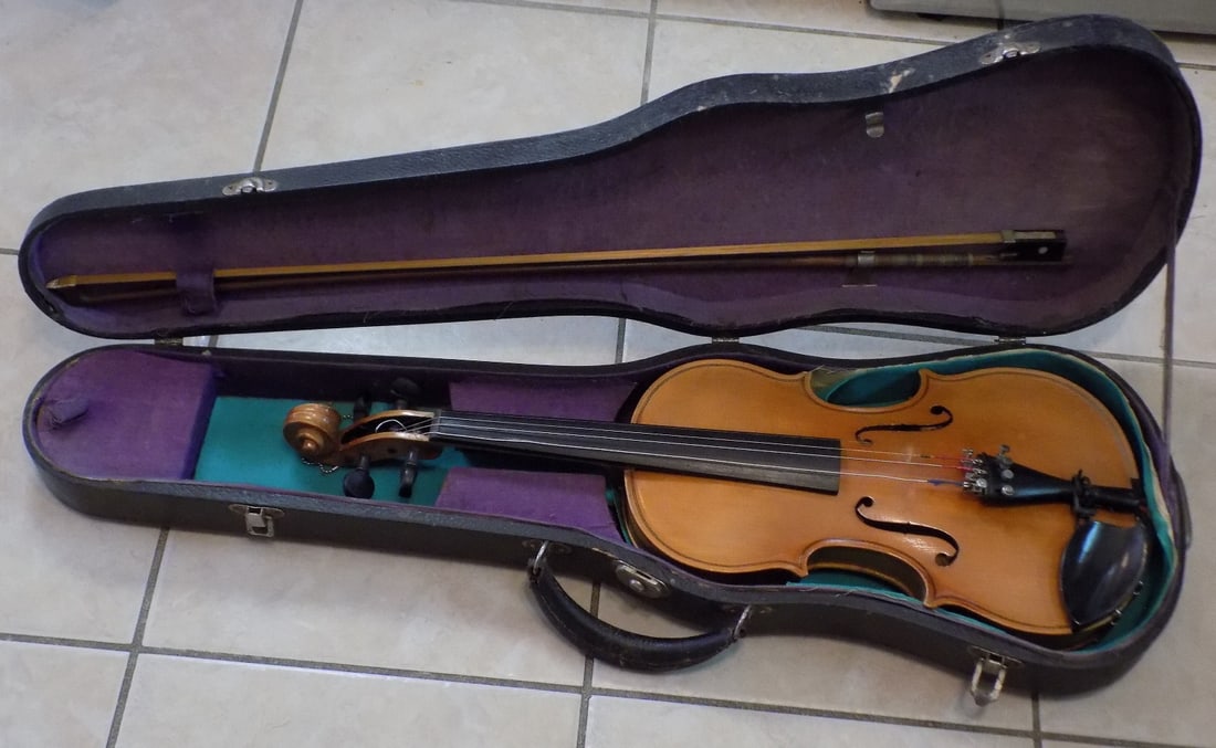 Vintage Copy Of Antonius Stradivarius violin & Case Cremonensis Faciebat 1713 (1 of 9)