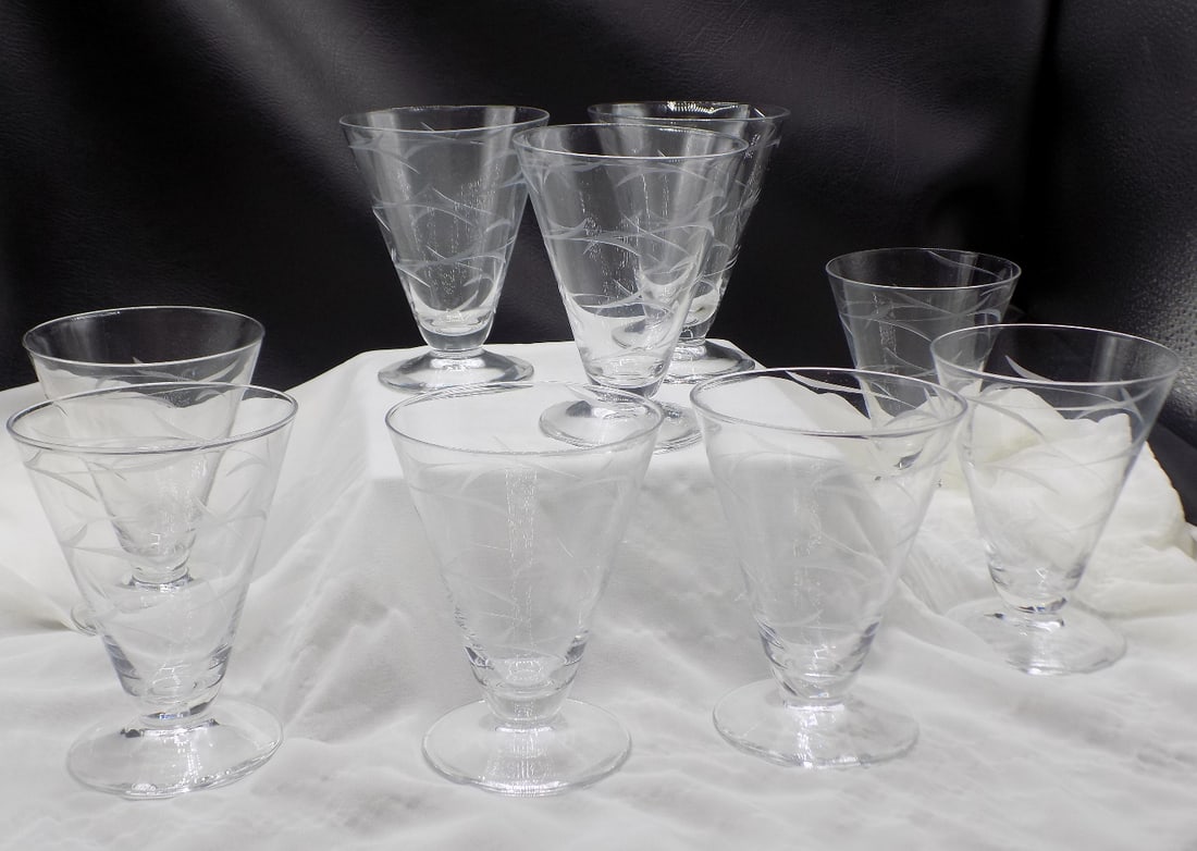 Set of 9 Elegant Vintage 1930s French Art Deco Acid Etched Clear Wine Glasses: Set Of 9 Elegant Vintage 1930s French Art Deco Acid Etched Clear Wine Glasses. 4 ¾ inches tall. In very good original as found condition. Beautiful colors with Great quality and detail. For in