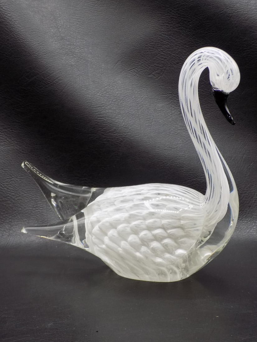 Elegant midcentury Murano art glass swan: Elegant midcentury Murano art glass swan. Very nice internal decoration. Beautiful colors. In very good original as found condition. Great quality and detail. 8 ½ inches long x 7 3/8 inches tal