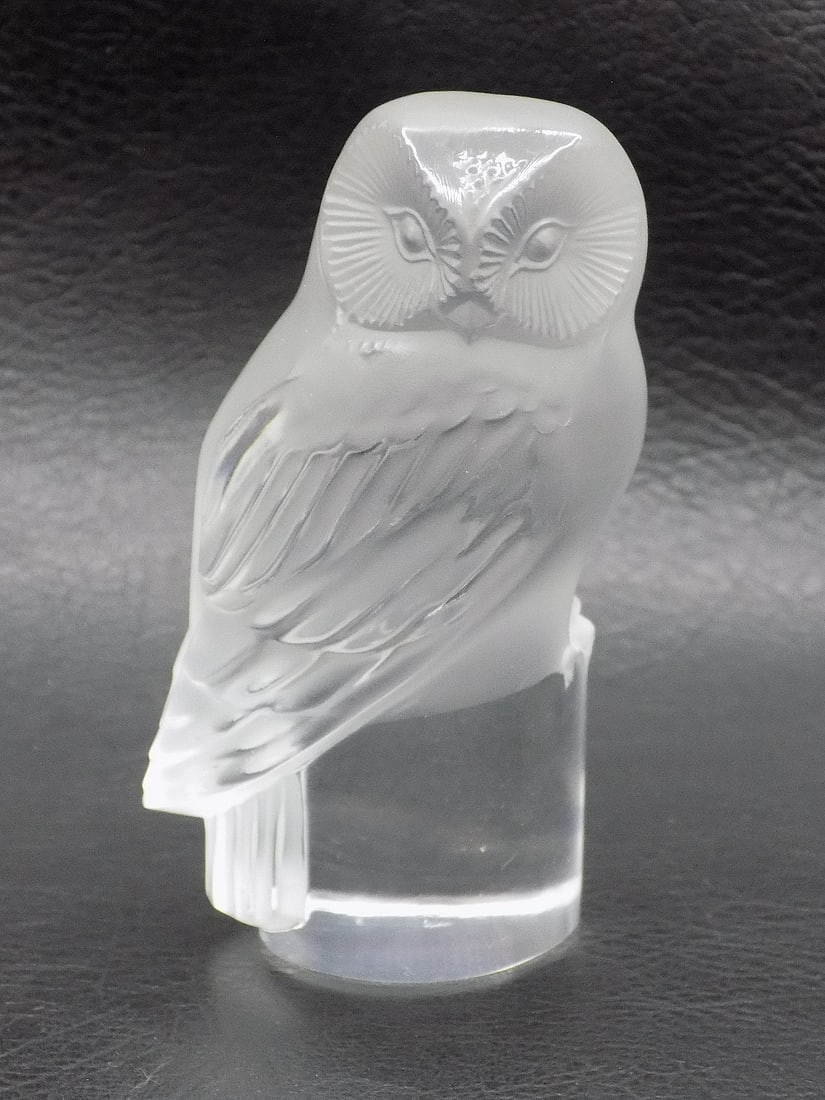 Vintage signed Lalique owl art glass paperweight: Vintage signed Lalique owl art glass paperweight. Signed as shown in photo. Beautiful colors. In very good original as found condition. Great quality and detail. 3 5/8 inches tall. For in house shippi