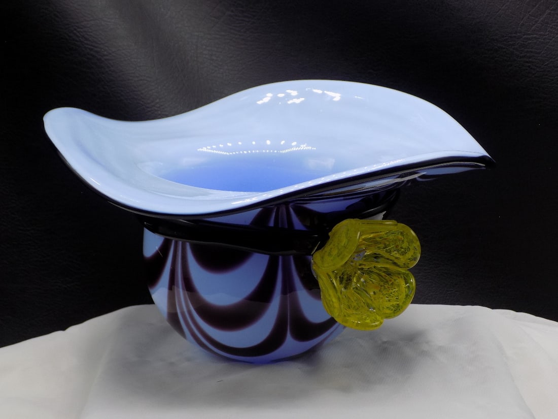 Unusual Murano art glass hat shaped vase: Unusual Murano art glass hat shaped vase. In very good original as found condition. Beautiful colors. Great quality and detail. White lines are camera flash reflection. 4 3/4 inches tall 8 1/4 inches 