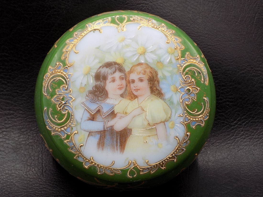 Charming vintage porcelain jewelry box with two girls (1 of 5)