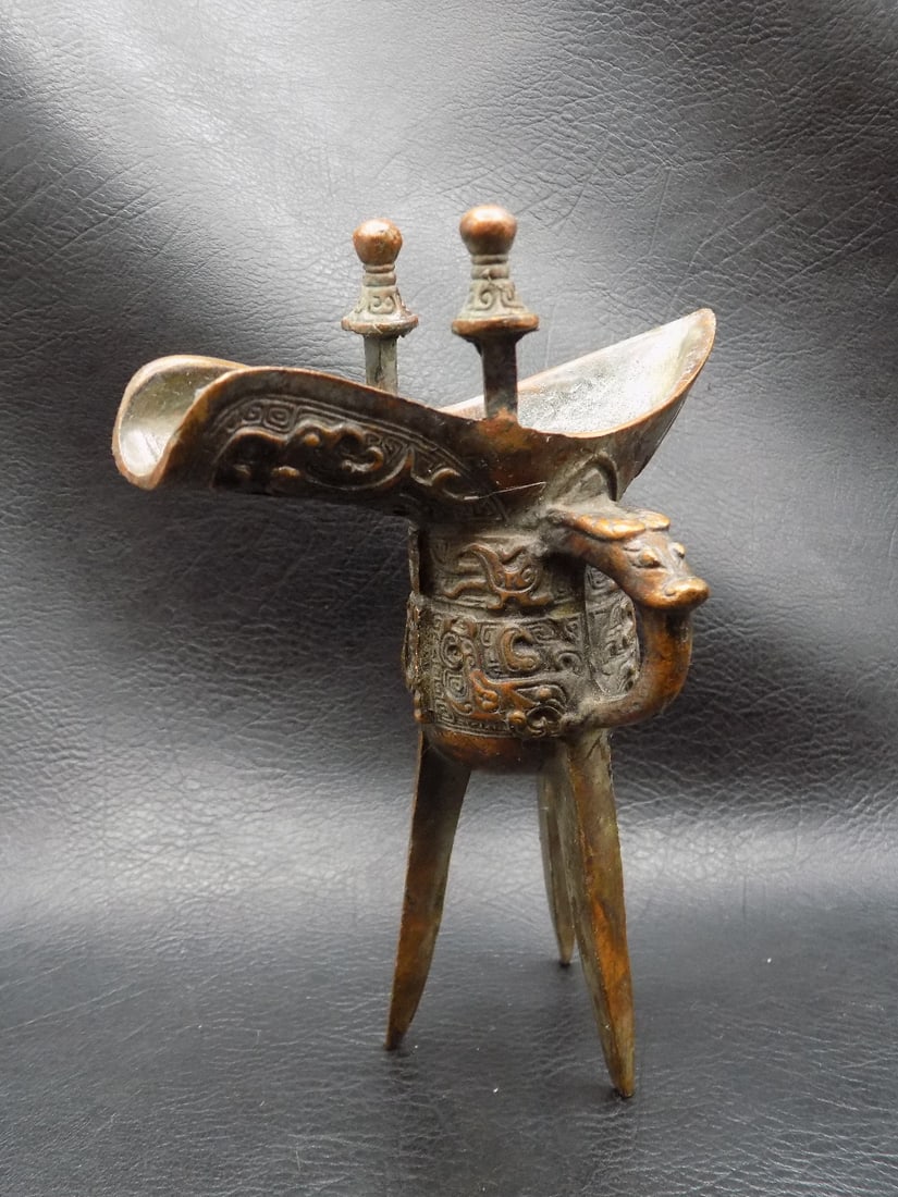 Vintage ornate Chinese bronze wine drinking vessel or cup: Vintage ornate Chinese bronze wine drinking vessel or cup. Original patina. In very good original as found condition. Great quality and detail. 5 ½ tall x 4 ¼ wide. For in house shipping