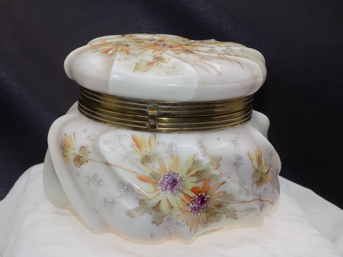 Great antique decorated Wave Crest dresser box (1 of 12)
