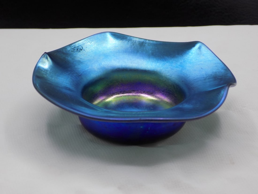 Beautiful signed Steuben blue aurene art glass salt dip: Beautiful signed Steuben blue aurene art glass salt dip. Signed as shown in photo. In very good original as found condition. Great quality and detail. 3 ½ wide x 1 inch tall. For in house shipp