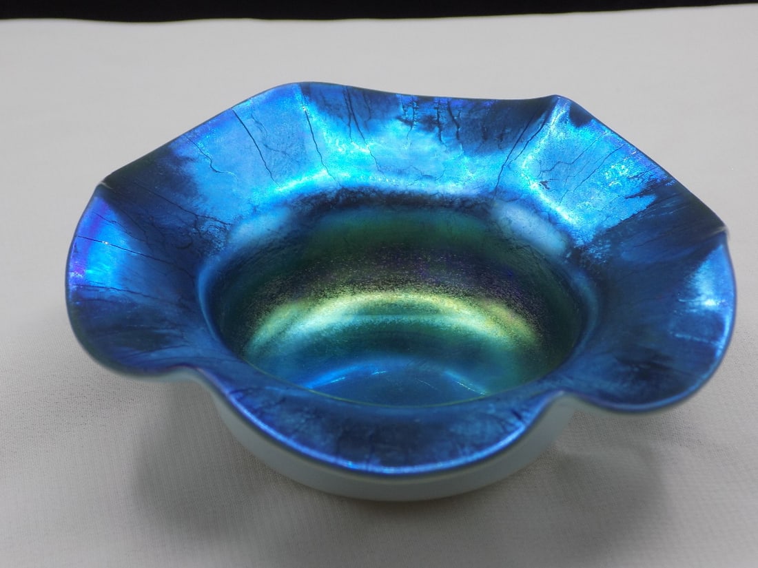Beautiful Steuben blue aurene and calcite art glass salt dip (1 of 7)