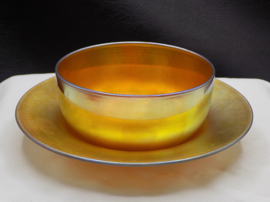 Beautiful signed Steuben aurene art glass finger bowl and underplate: Beautiful signed Steuben aurene art glass finger bowl and underplate. Both pieces are signed as shown in photo. In very good original as found condition. Great quality and detail. White lines are came