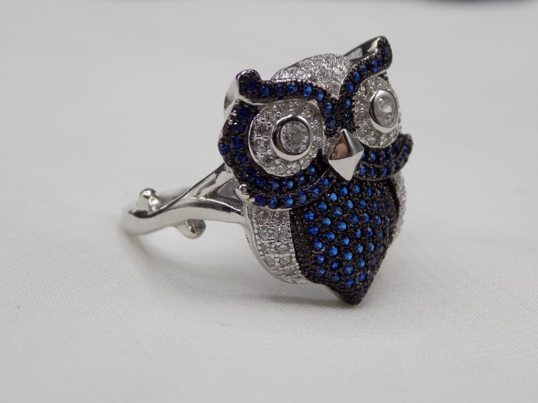 1 cwt sapphire and topaz sterling silver owl ring.: 1 cwt sapphire and topaz sterling silver owl ring. Beautiful colors. In very good original as found condition. Great quality and detail. Size 8. For in house shipping, please call Mike at Thriftiques