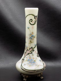 Beautiful vintage Wave Crest coraline and hand painted vase