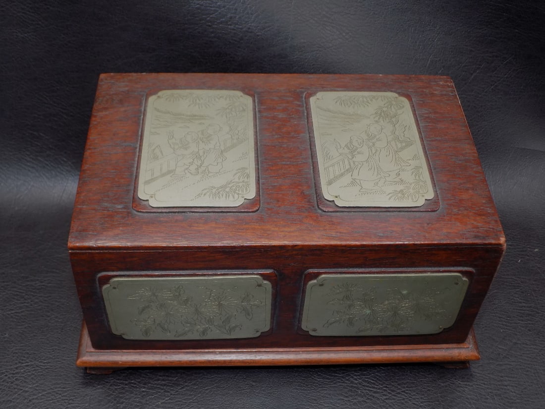Very nice vintage Oriental decorated wood trinket or jewelry box: Very nice vintage Oriental decorated wood trinket or jewelry box. Engraved metal panels on four sides and lid. Looks to be mahogany. In very good original as found condition. Great quality and detail.