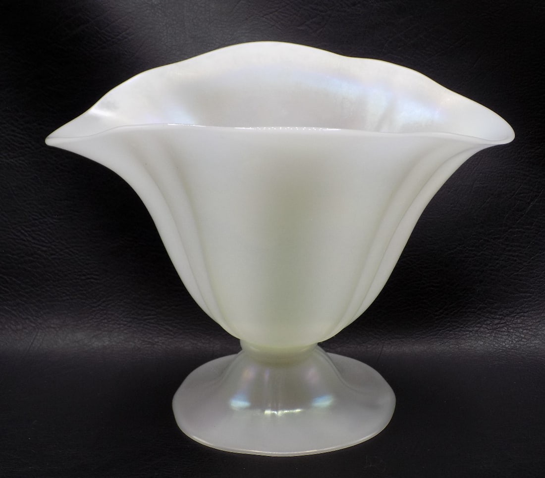 Vintage Steuben iridescent ivrene art glass vase. (1 of 11)