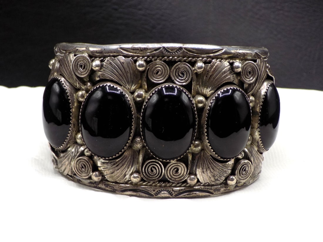 Exceptional vintage Native American Indian sterling silver bracelet (1 of 8)