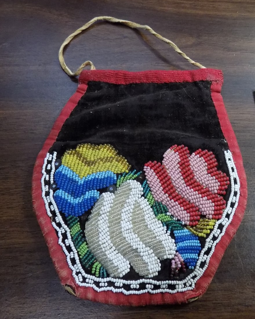 Antique  Native American Indian beaded bag. (1 of 4)