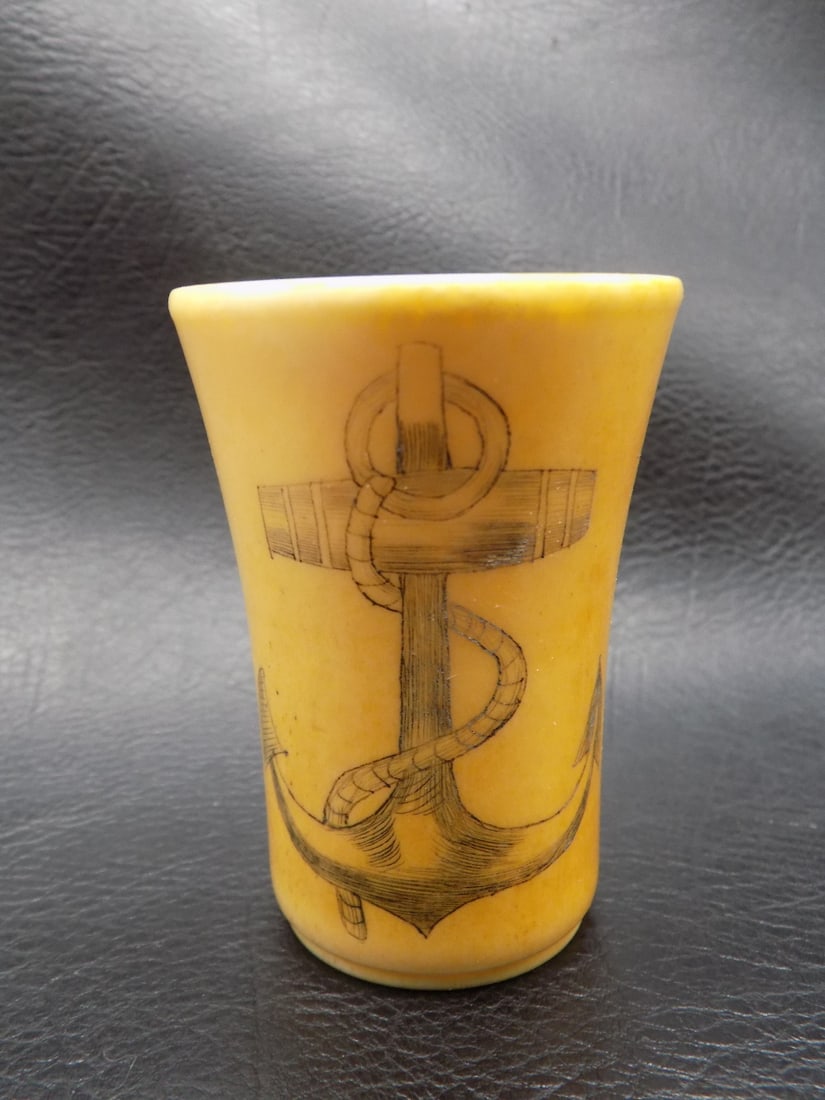 Scrimshaw horn shot cup marked CSN Confederate States Navy: Scrimshaw horn shot cup marked CSN Confederate States Navy. In very good original as found condition. Great quality and detail. 2 ½ inches tall x 1 ¾ wide at top rim. For in house shippi