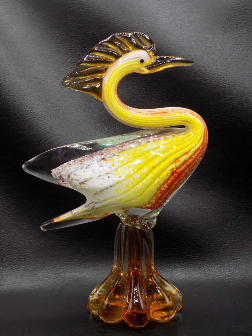 Beautiful midcentury Murano Venetian art glass bird: Beautiful midcentury Murano Venetian art glass bird. Beautiful internal colors. In very good original as found condition. Great quality and detail. 11 ¾ inches tall x 6 ¾ wide. For in ho
