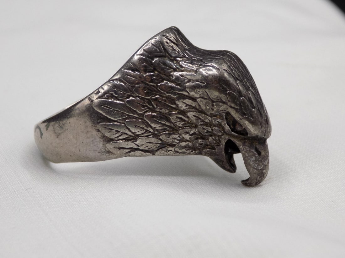 Native American Indian sterling ring with eagle: Native American Indian sterling ring with eagle. Artist signed as shown in photo. Size 13. In very good original as found condition. Great quality and detail. For in house shipping, please call Mike a