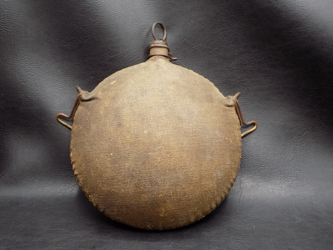 Civil war bull eye canteen model 1858.: Civil war bull eye canteen model 1858. In very good original as found condition. Great quality and detail. 9 ¾ inches tall. For in house shipping, please call Mike at Thriftiques 319-321-0613