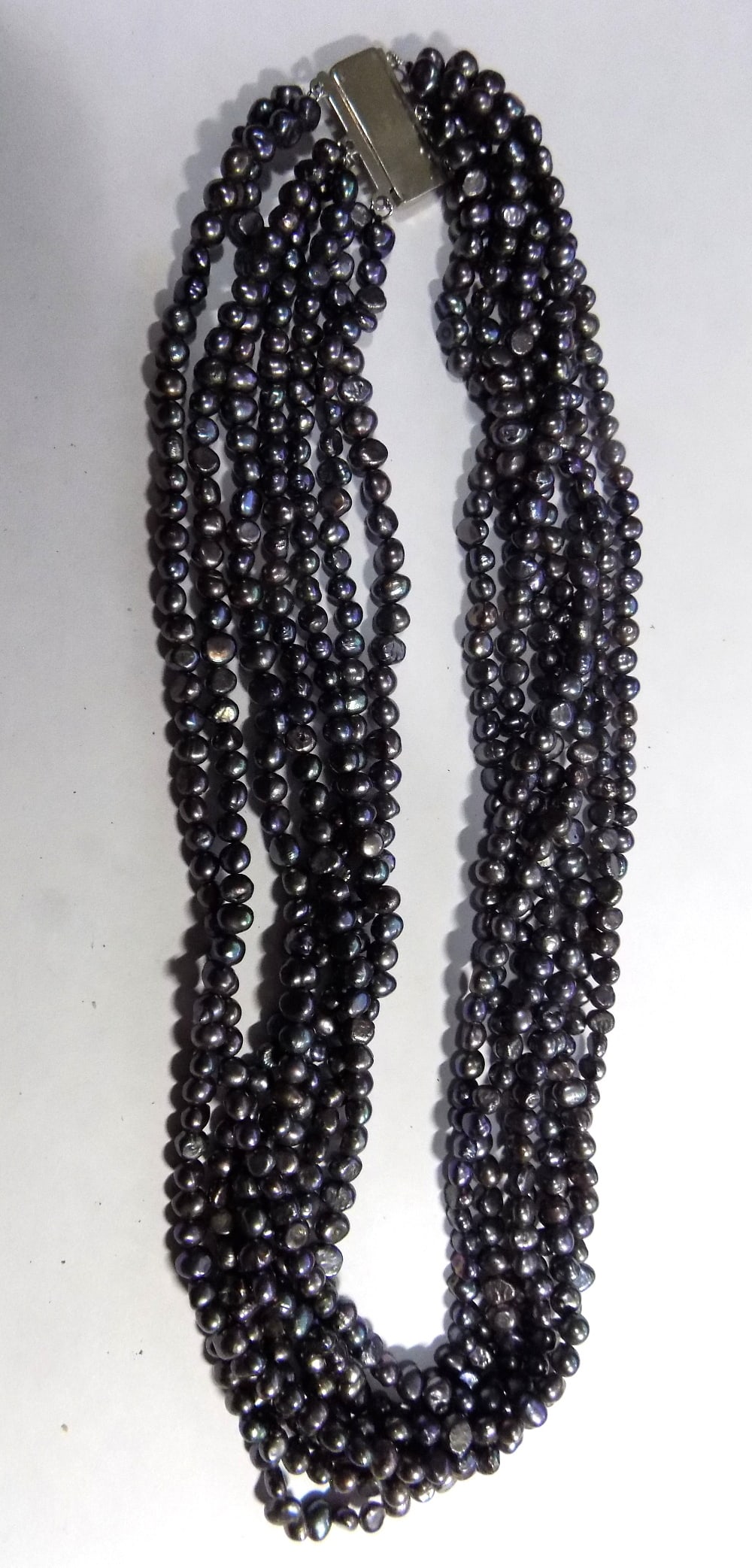 Great luster natural Tahitian black pearl necklace: Great luster natural Tahitian black pearl necklace. In very good original as found condition. Great quality and detail. 17 inches long For in house shipping, please call Mike at Thriftiques 319-321-06