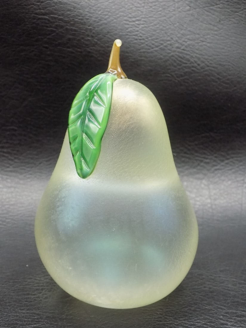 Vintage signed Orient and Flume art glass pear paperweight: Vintage signed Orient and Flume art glass pear paperweight. Signed on bottom as shown in photo. Beautiful colors. In very good original as found condition. Great quality and detail. 4 inches tall. For
