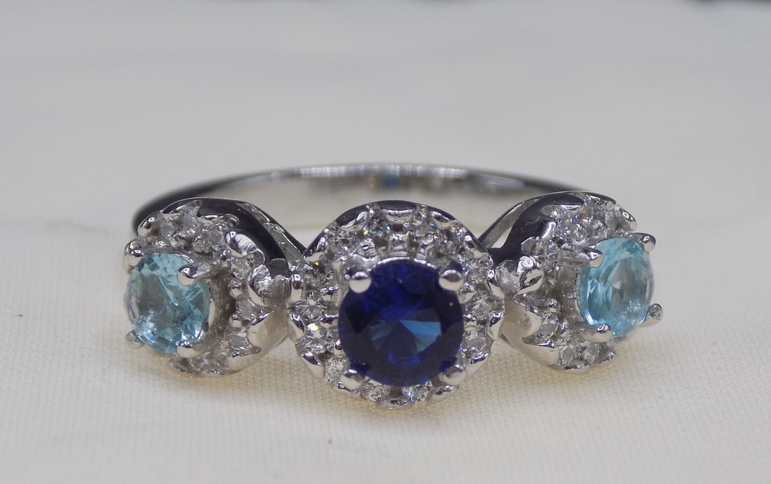 Beautiful 2 cwt blue sapphire and aquamarine sterling silver ring: Beautiful 2 cwt blue sapphire and aquamarine sterling silver ring. Lab created sapphire. Size 8. For in house shipping, please call Mike at Thriftiques 319-321-0613.