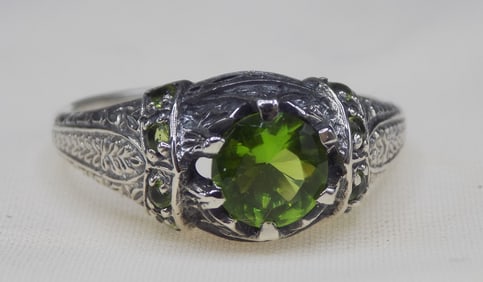 Beautiful 1 ct peridot sterling silver ring