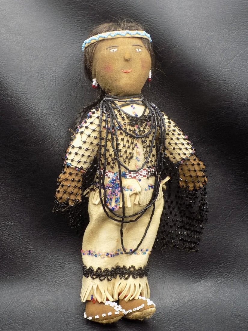 Vintage Native American Indian doll with original beaded clothing (1 of 11)