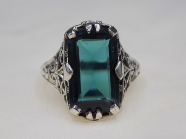 Beautiful 10 ct emerald sterling silver ring