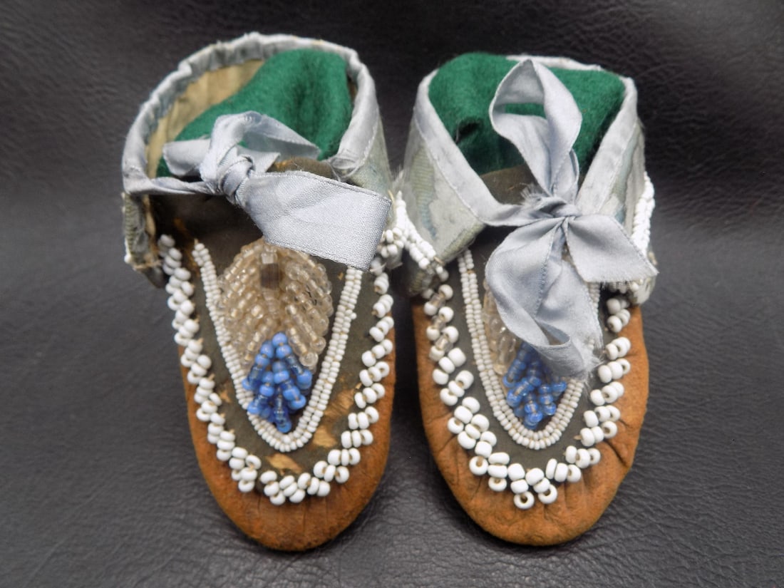 Antique Native American Indian Iroquois baby moccasins (1 of 10)