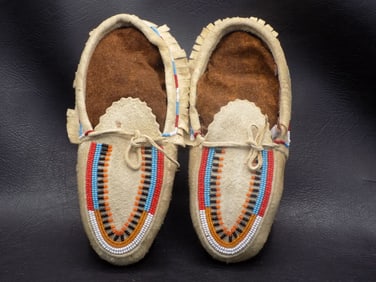 Vintage Native American Indian Great Lakes beaded moccasins