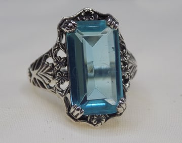Beautiful 10 ct blue topaz sterling silver ring