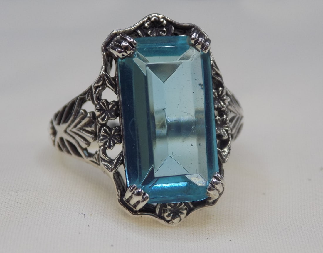 Beautiful 10 ct blue topaz sterling silver ring (1 of 4)