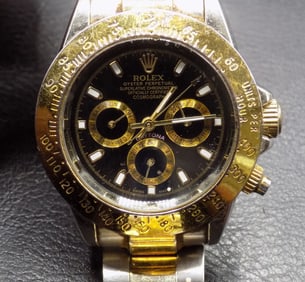 Rolex Daytona 18k gold black dial wristwatch ?