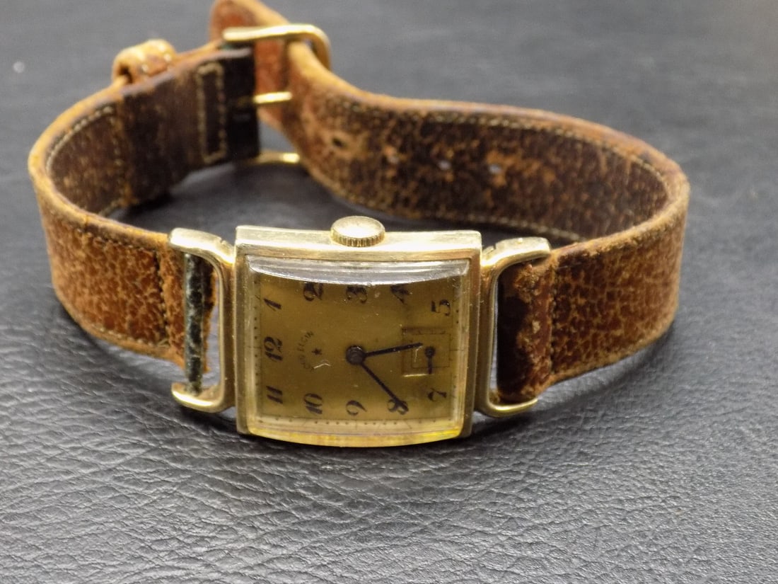 21 jewel 14k gold filled Lord Elgin wristwatch: 21 jewel 14k gold filled Lord Elgin wristwatch. Grade 559. Art Deco style. Leather band is unattached. Running at time of listing. In very good original as found condition. Great quality and detail. F