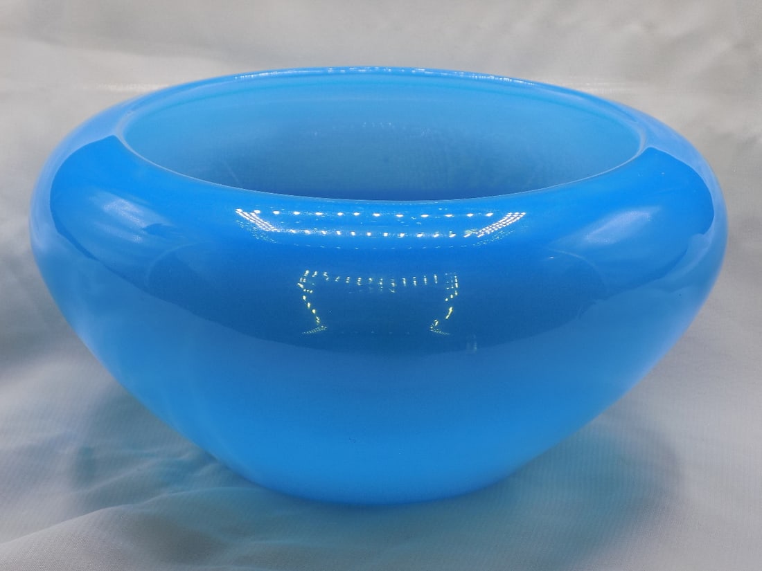 Vintage Steuben art glass blue jade bowl. Shape 2687: Vintage Steuben art glass blue jade bowl. Shape 2687. 1920s Beautiful colors. In very good original as found condition. Has two small dark spots which show internally, but not the outside in original