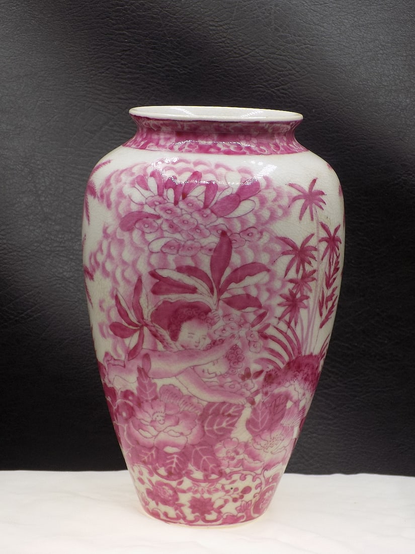 Vintage Chinese chinoiserie decorated raspberry vase (1 of 7)