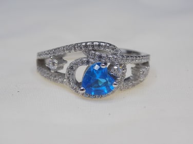 Beautiful 2 cwt aquamarine and topaz sterling silver ring.