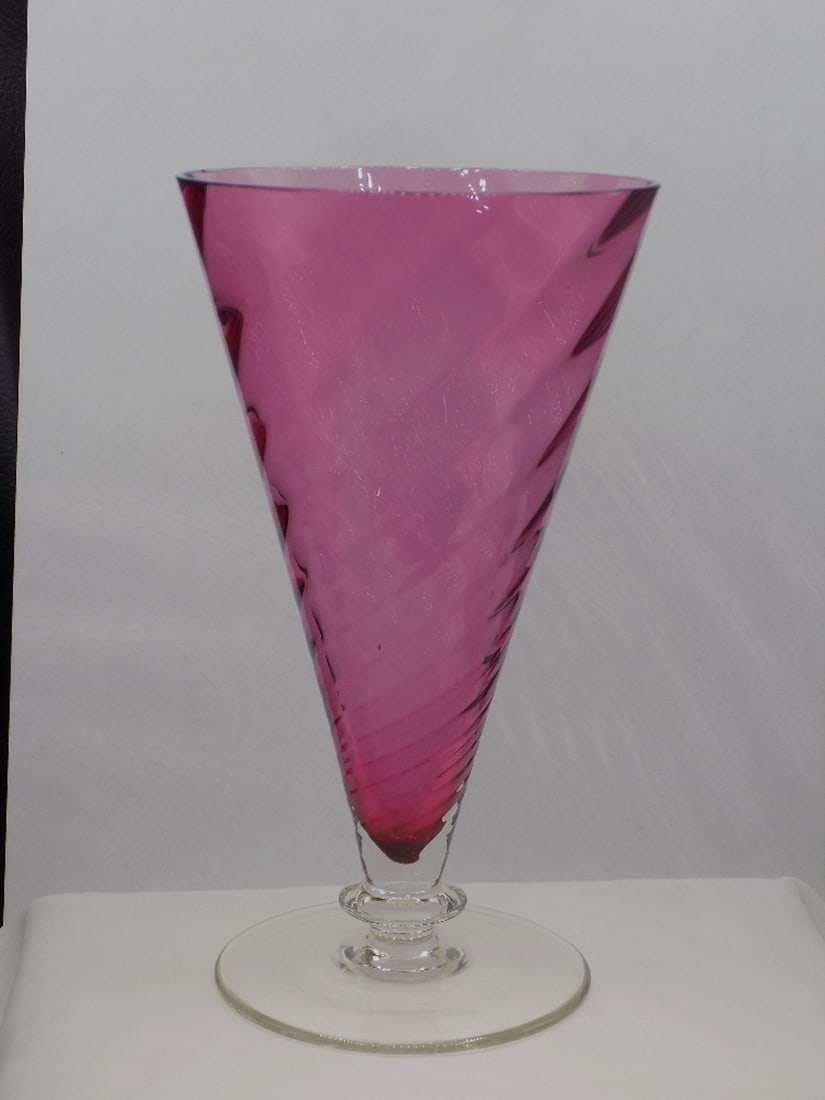 Vintage Steuben cranberry swirl to clear art glass vase: Vintage Steuben cranberry swirl to clear art glass vase. 1920’s. Shape #6521. Beautiful colors. In very good original as found condition. Great quality and detail. White lines are camera flash refle