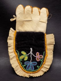 Vintage Native American Indian beaded bag