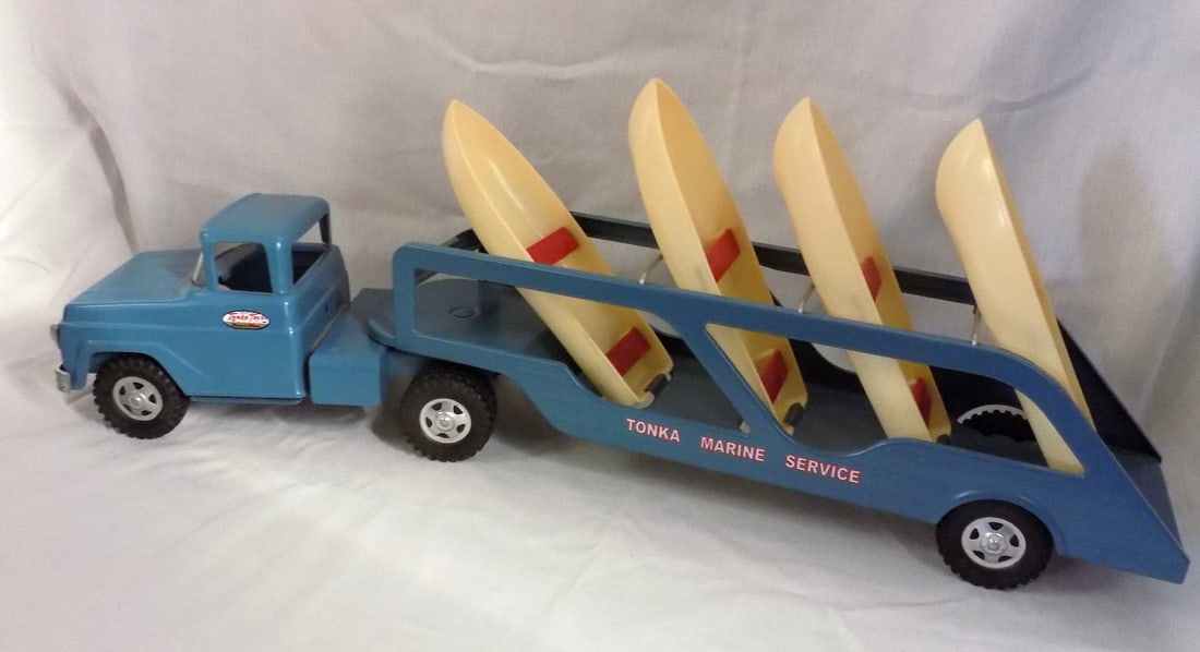 Vintage Tonka Marine Service toy truck and trailer hauling boats (1 of 7)