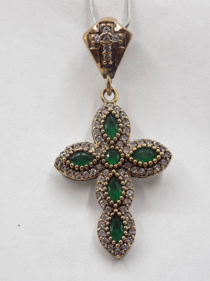 Beautiful 3 cwt emerald and topaz sterling silver cross: Beautiful 3 cwt emerald and topaz sterling silver cross. Lab created emeralds. 1 ¾ inch tall x ¾ wide. For in house shipping, please call Mike at Thriftiques 319-321-0613