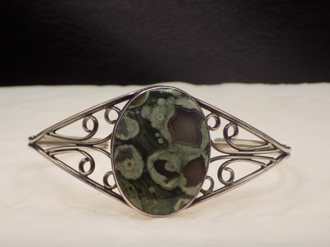 Vintage Native American Indian rainforest jasper bracelet: Vintage Native American Indian rainforest jasper bracelet. Artist signed initial as shown in photo. Beautiful colors. In very good original as found condition. Great quality and detail. 8 ½ inc