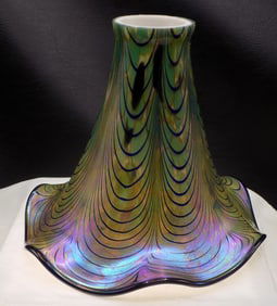 Beautiful vintage internal decorated art glass lamp shade