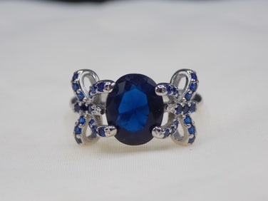 Beautiful 4 cwt blue sapphire sterling ring.