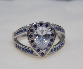 Beautiful 3 cwt blue topaz and topaz tear drop shaped sterling silver ring