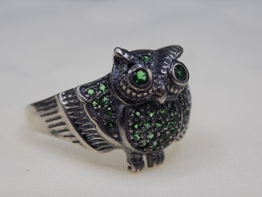 Beautiful 1 cwt emeralds sterling silver owl shaped ring