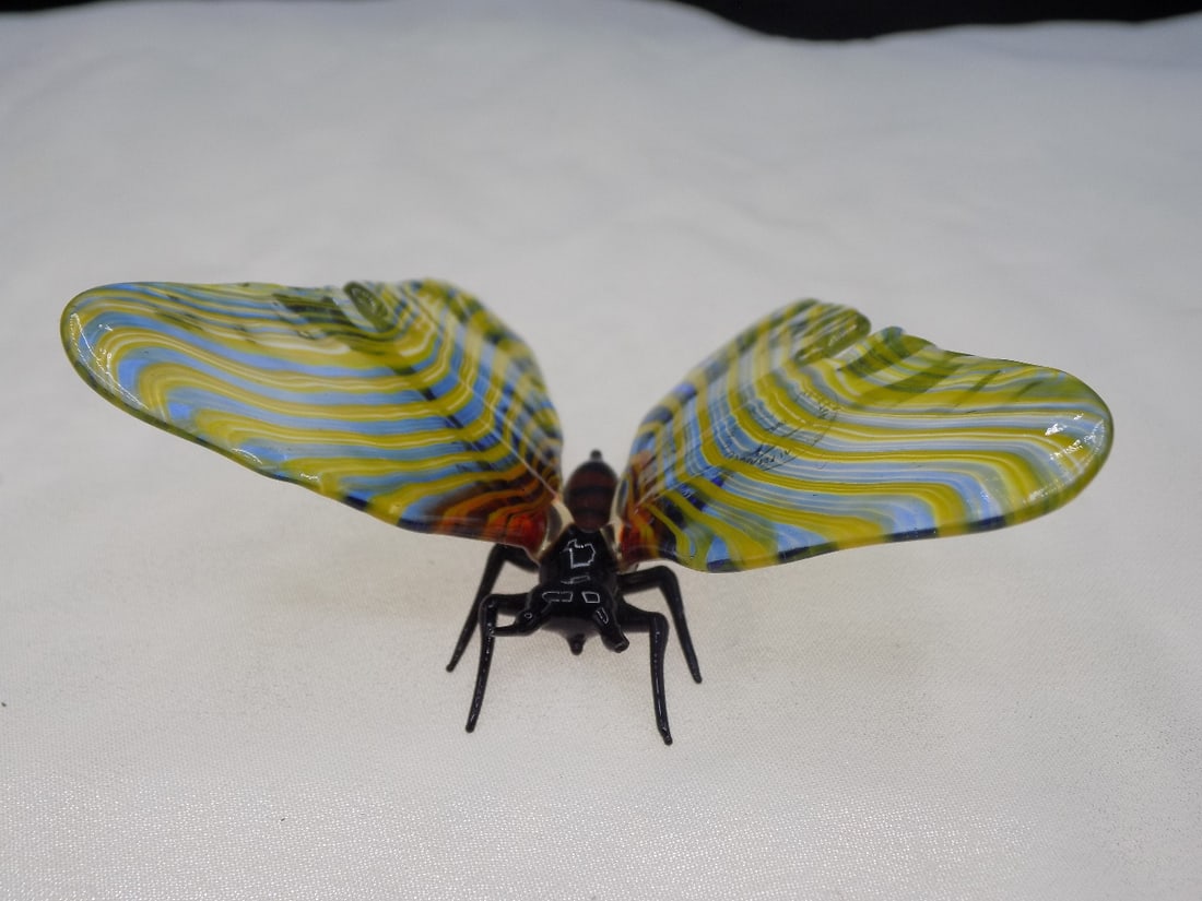 Signed Vittorio Costantini Venezia art glass butterfly: Signed Vittorio Costantini Venezia art glass butterfly. Master glass maker. Beautiful colors. In very good original as found condition. Great quality and detail. 2 5/8 wide x 1 inches tall. For in hou