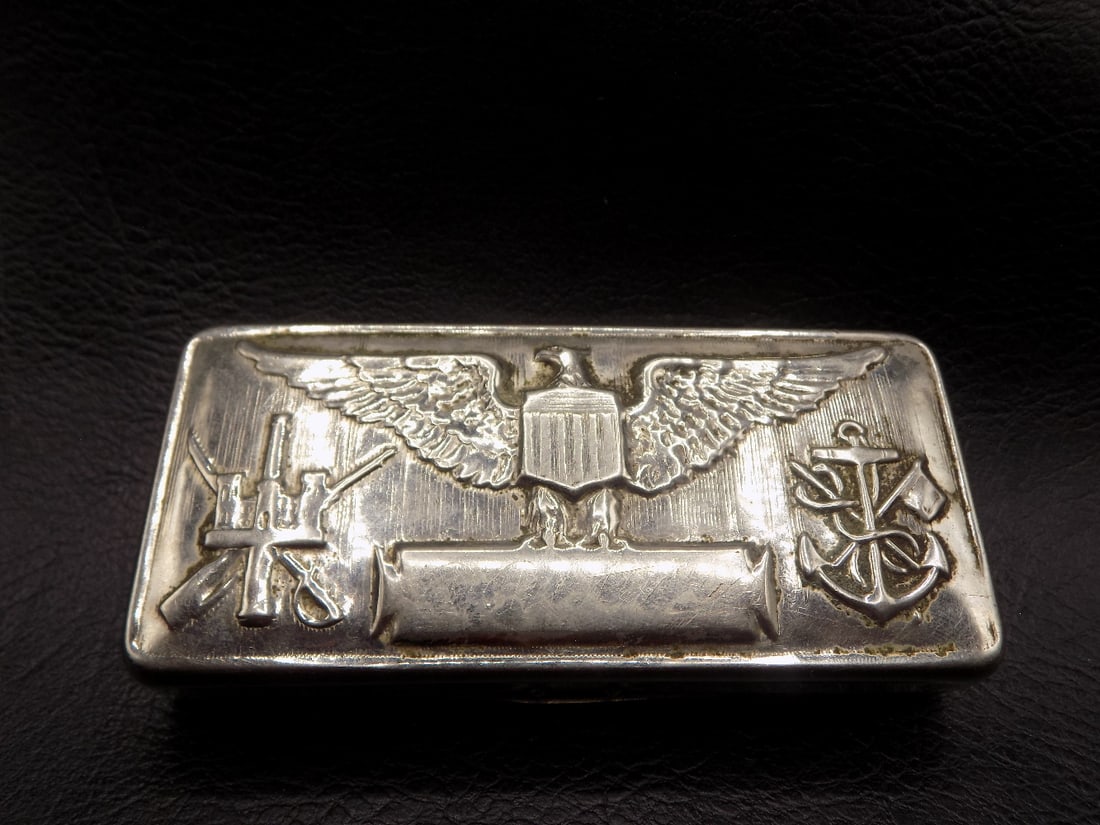 World War II military shaving kit with eagle and military emblem decoration (1 of 6)