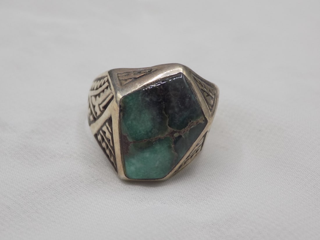 Vintage Native American Indian sterling silver ring: Vintage Native American Indian sterling silver ring. Has azurite malachite stone. Artist signed S W as shown in photo. Great. quality and detail. Size 11 1/2. White lines are camera flash reflection F