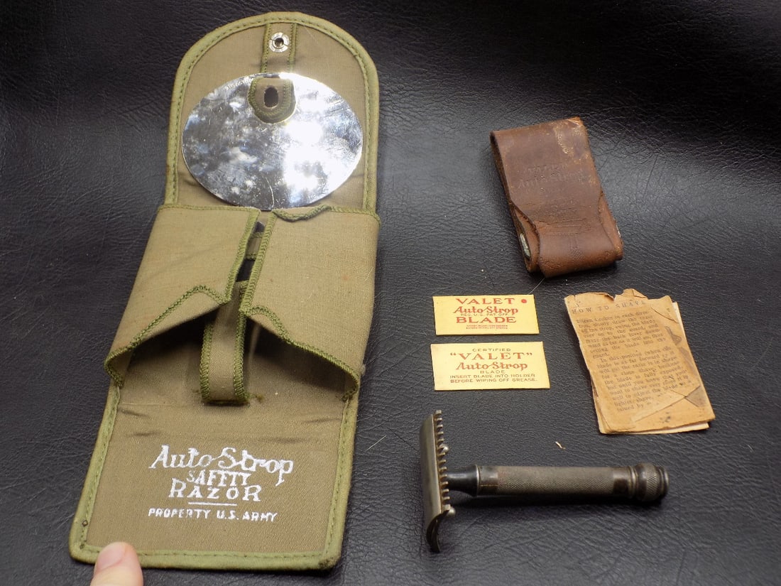 WW I Army shaving kit: WW I Army shaving kit. In very good original as found condition. Great quality and detail. For in house shipping, please call Mike at Thriftiques 319-321-0613