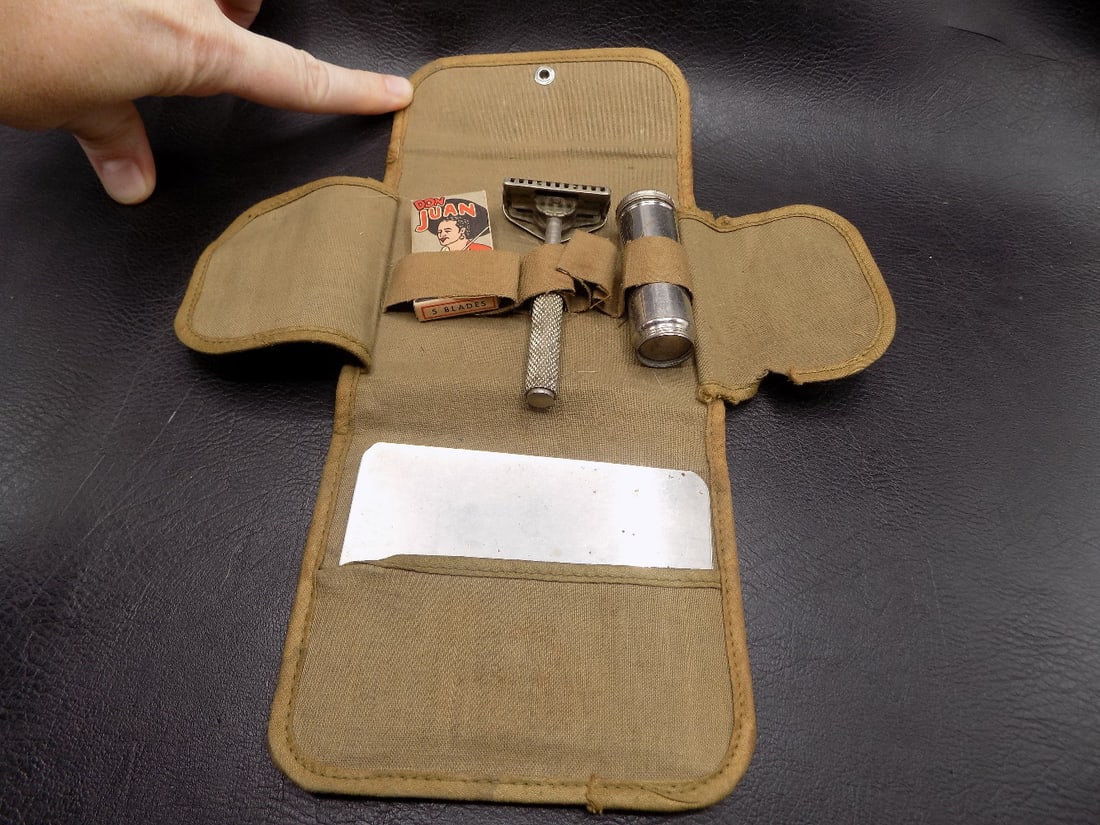 WW I Army shaving kit: WW I Army shaving kit. In very good original as found condition. Great quality and detail. For in house shipping, please call Mike at Thriftiques 319-321-0613